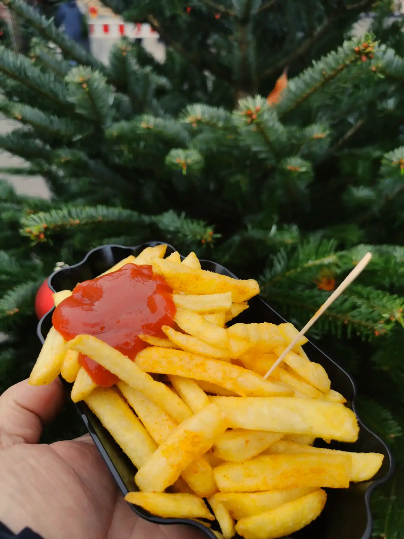 Mehrweg für Pommes auf dem Weihnachtsmarkt